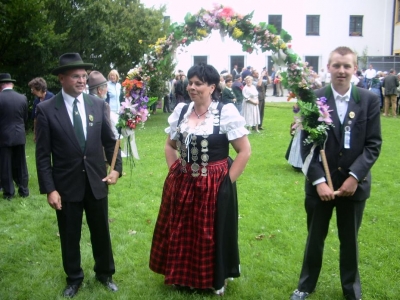 So nett begleiten wir die Damenkönigin im Verein 